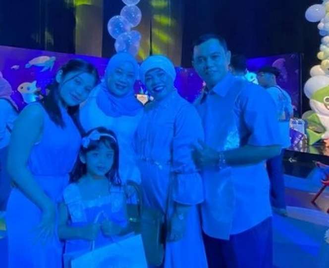 Potret Kedekatan Fuji dan Chika Adik Tiri Mayang