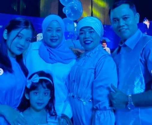 Potret Kedekatan Fuji dan Chika Adik Tiri Mayang