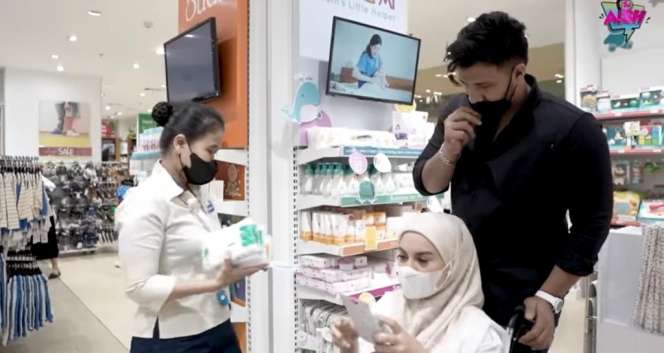 Potret Irish Bella dan Ammar Zoni Belanja Kebutuhan Anak Kedua Habis Rp90 Juta