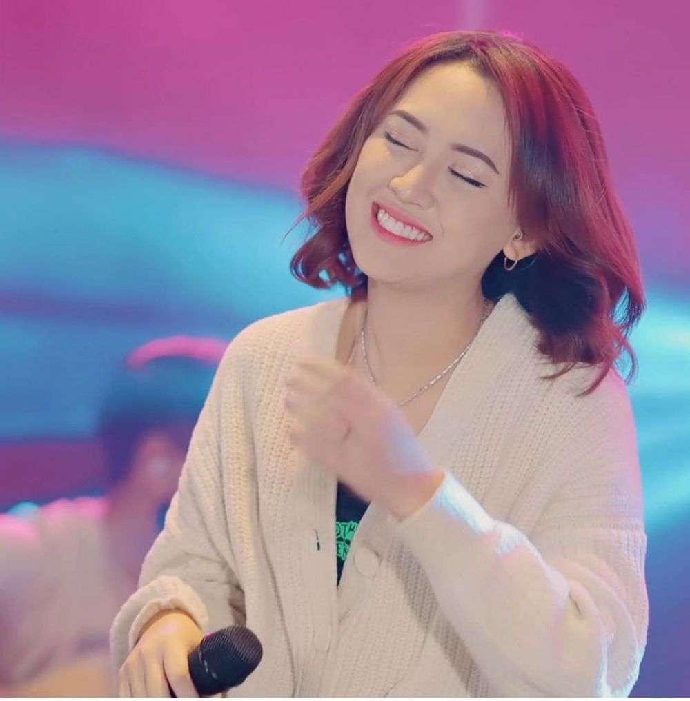 Tak Disangka, Gadis Culun Berseragam Ini Kini Jadi Pedangdut Hits, Lagu-lagunya Bikin Ambyar! Bisa Tebak?