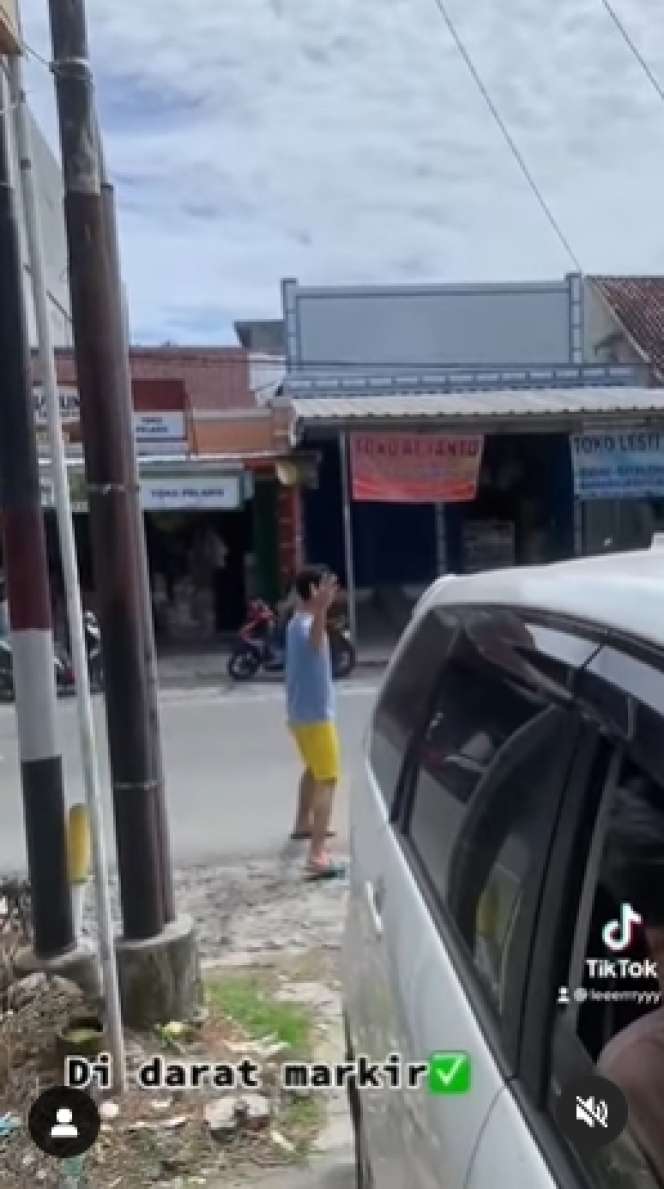 Ingat Dimas Kembaran Raffi Ahmad? Lama Tak Nongol di Andara, Kini Kepergok Jadi Tukang Parkir, Lihat 8 Potretnya