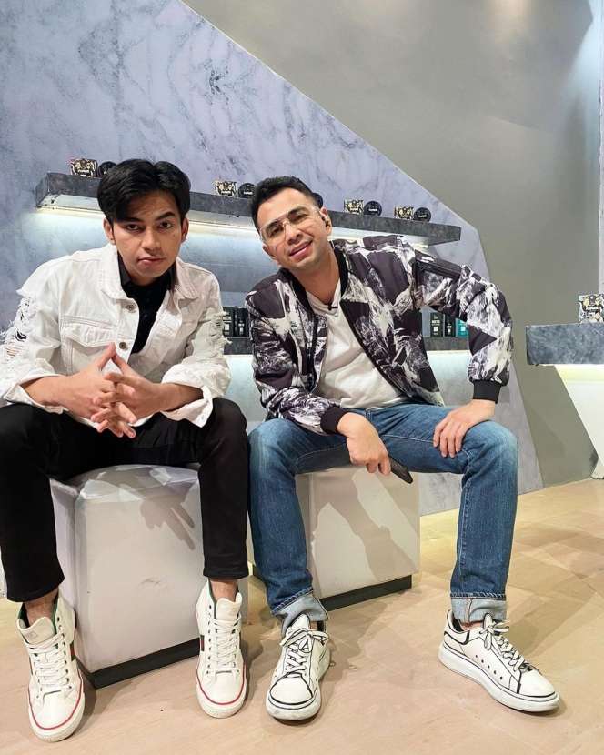 Ingat Dimas Kembaran Raffi Ahmad? Lama Tak Nongol di Andara, Kini Kepergok Jadi Tukang Parkir, Lihat 8 Potretnya