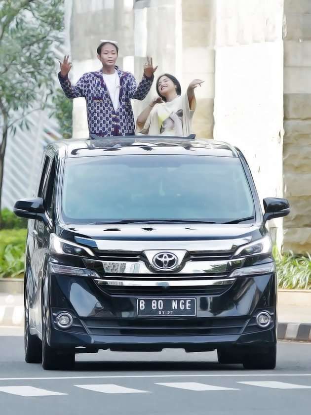 10 Potret Jeje Slebew dan Bonge `Seleb Citayam Fashion Week`, Keliling Jakarta Naik Mobil Mewah!