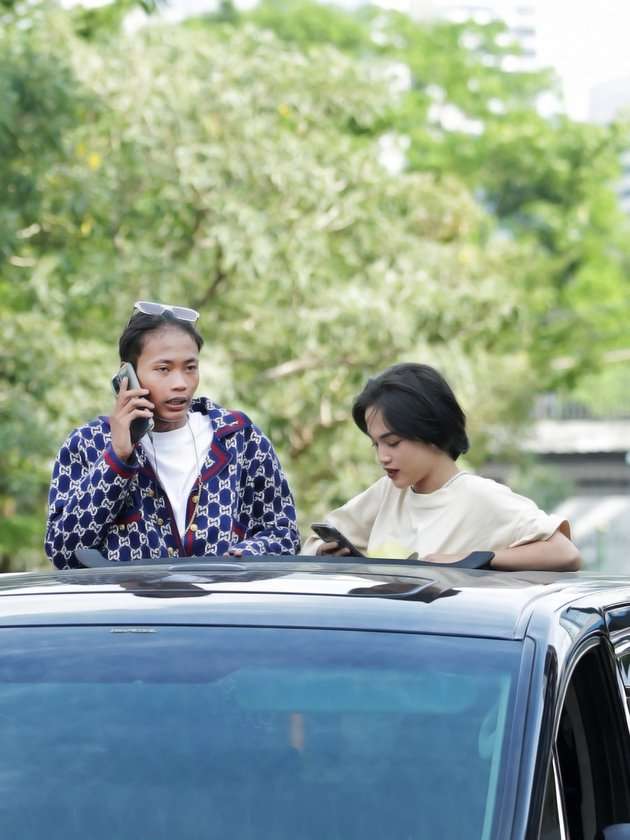 10 Potret Jeje Slebew dan Bonge `Seleb Citayam Fashion Week`, Keliling Jakarta Naik Mobil Mewah!