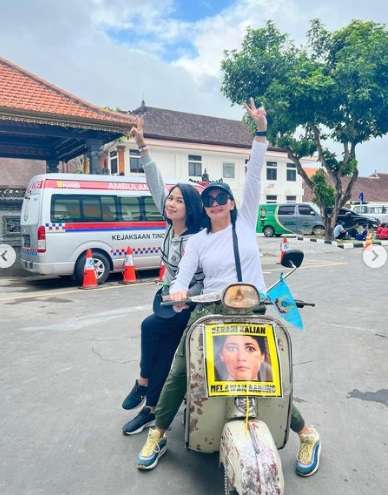 Potret Jaksa Cantik Yuliana Sagala Naik Vespa, Salfok Gambar Motornya!