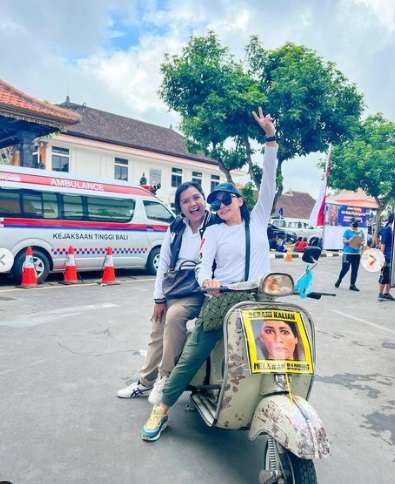 Potret Jaksa Cantik Yuliana Sagala Naik Vespa, Salfok Gambar Motornya!