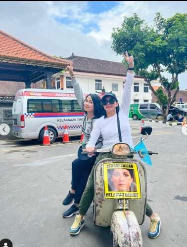 Potret Jaksa Cantik Yuliana Sagala Naik Vespa, Salfok Gambar Motornya!