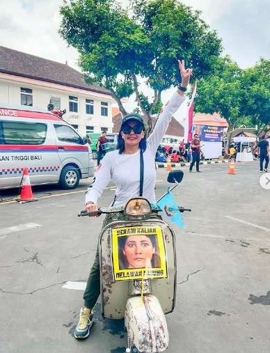Potret Jaksa Cantik Yuliana Sagala Naik Vespa, Salfok Gambar Motornya!