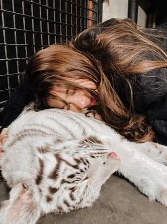 Potret 'Ngeri-ngeri Sedap' Tiara Andini Bareng Selen, Harimau Putih Milik Alshad Ahmad