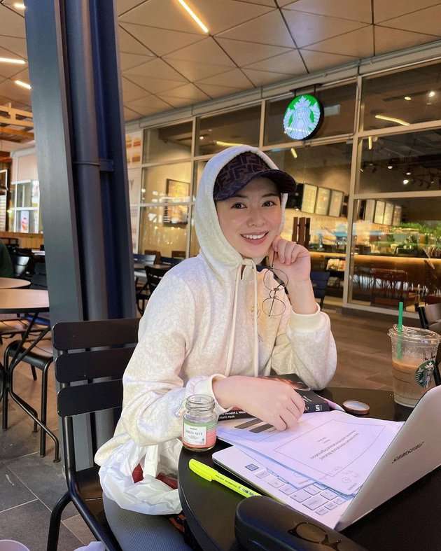 Tuai Pro Kontra, Potret Ayana Moon Saat Lepas Hijab di Korea, Pilih Beri Jawaban Bijak!