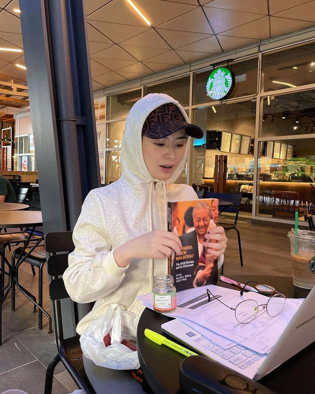 Tuai Pro Kontra, Potret Ayana Moon Saat Lepas Hijab di Korea, Pilih Beri Jawaban Bijak!