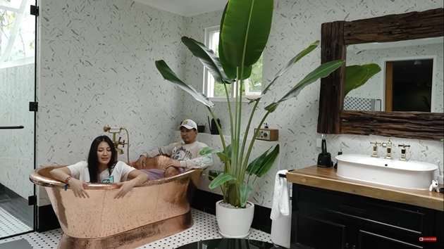 10 Potret Rumah Sharena Delon yang Mewah & Kekinian Abis, Kamar Mandi Ala Raja-Raja Romawi!