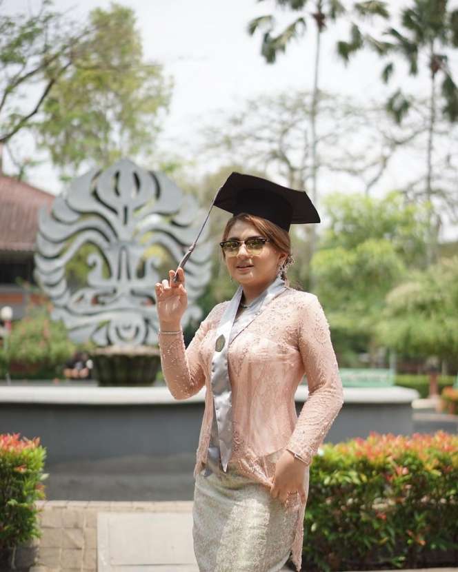 Sederet Potret Cucu Elvy Sukaesih yang Cantik-cantik, Bikin Para Pria Terpikat