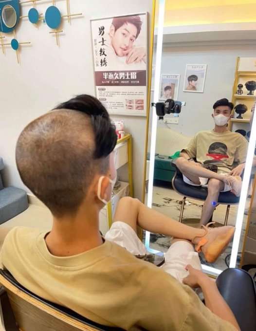 10 Potret Pantulan Cermin Ini Bikin Bingung, Kok Bisa?