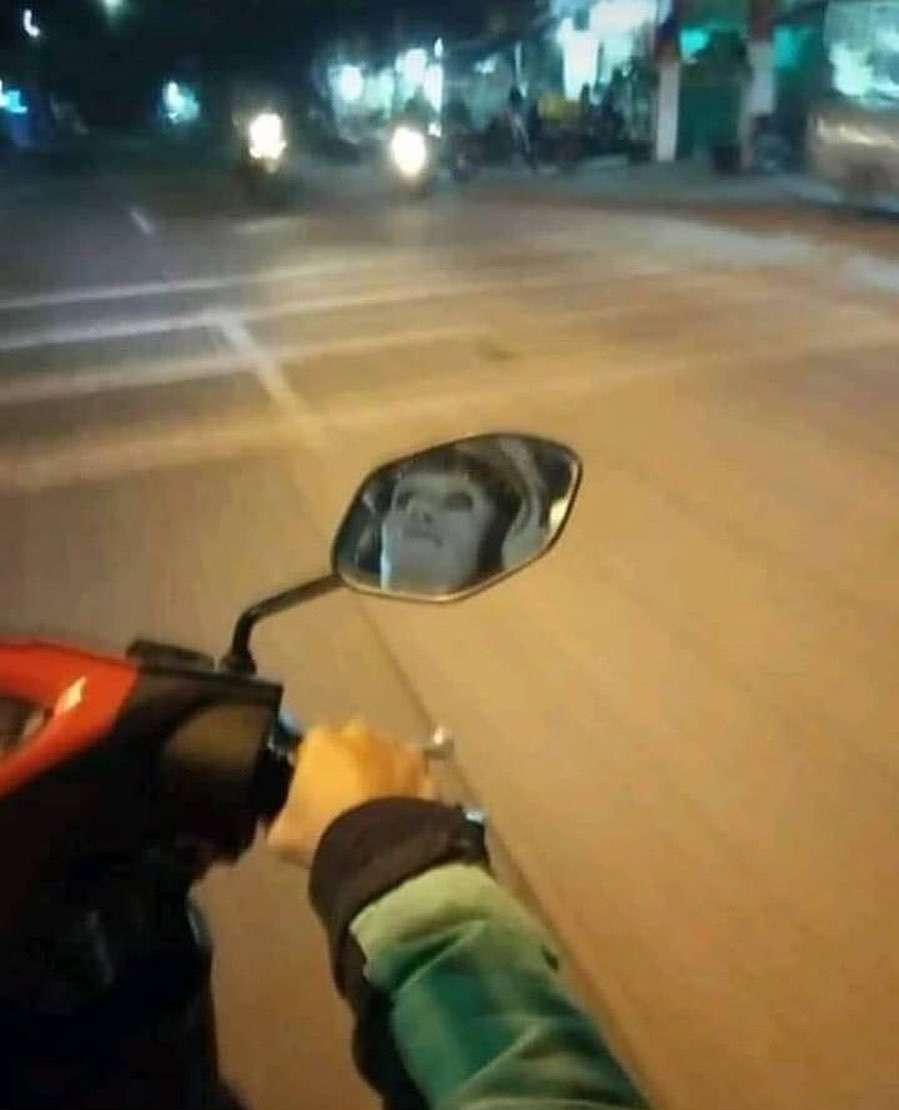 10 Potret Pantulan Cermin Ini Bikin Bingung, Kok Bisa?
