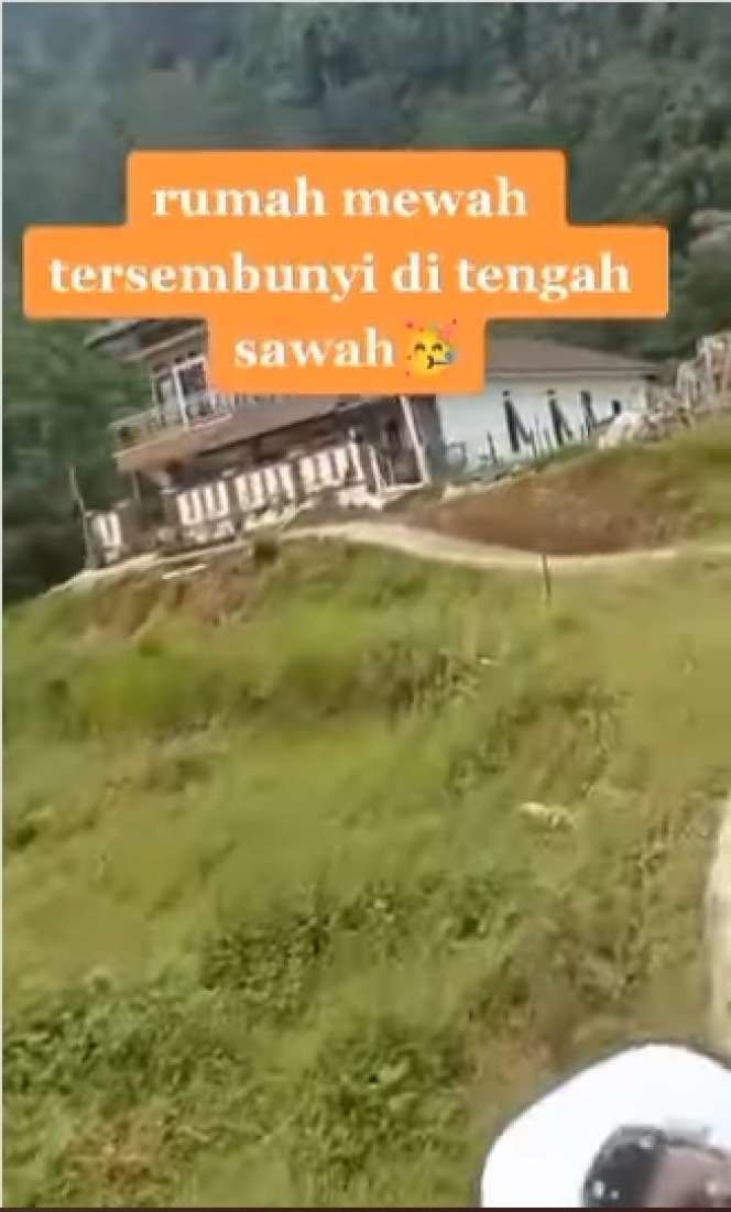 8 Potret Rumah Mewah 2 Lantai Tersembunyi di Tengah Sawah, Netizen Salfok Jalan Masuknya!