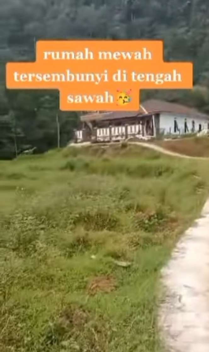 8 Potret Rumah Mewah 2 Lantai Tersembunyi di Tengah Sawah, Netizen Salfok Jalan Masuknya!