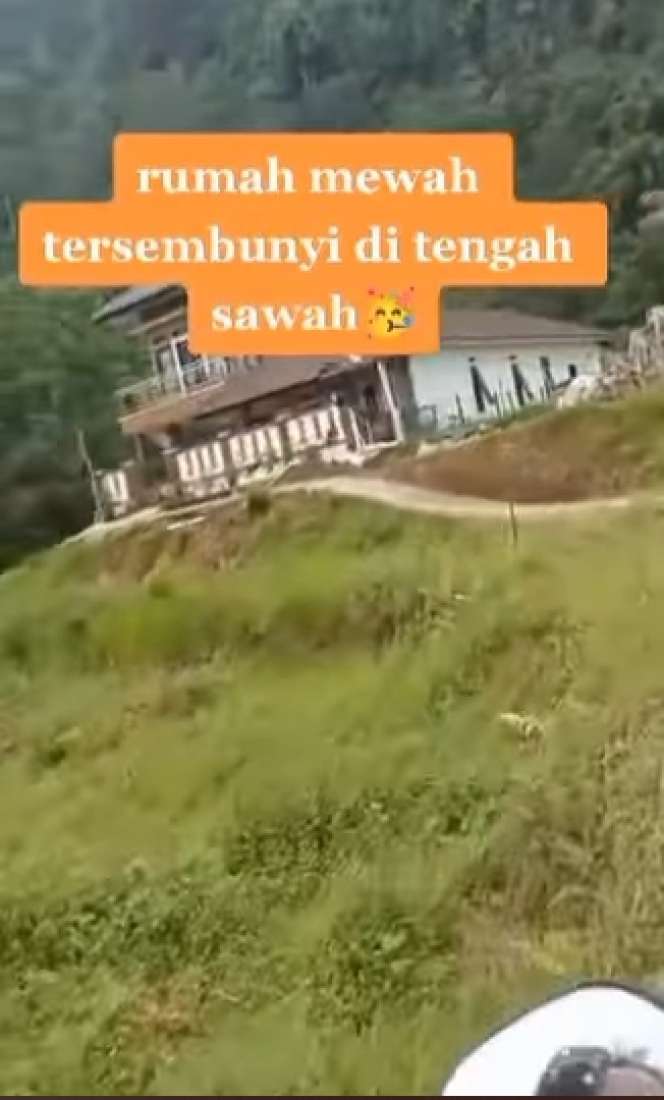 8 Potret Rumah Mewah 2 Lantai Tersembunyi di Tengah Sawah, Netizen Salfok Jalan Masuknya!