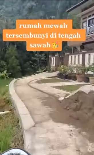 8 Potret Rumah Mewah 2 Lantai Tersembunyi di Tengah Sawah, Netizen Salfok Jalan Masuknya!