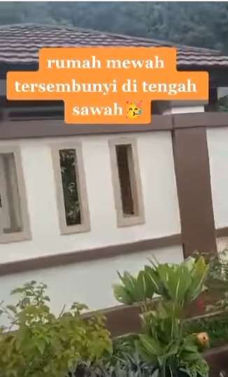 8 Potret Rumah Mewah 2 Lantai Tersembunyi di Tengah Sawah, Netizen Salfok Jalan Masuknya!