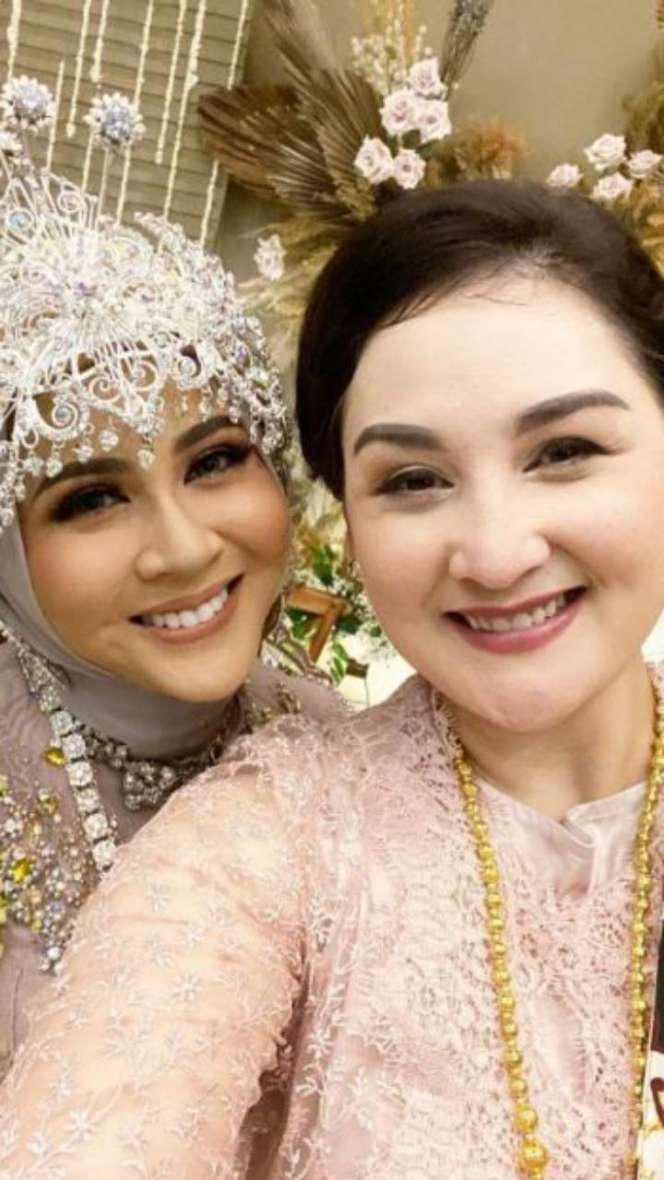 Gaya Seleb Hadiri Nikahan Ponakan, Dewi Perssik Paling Disorot!