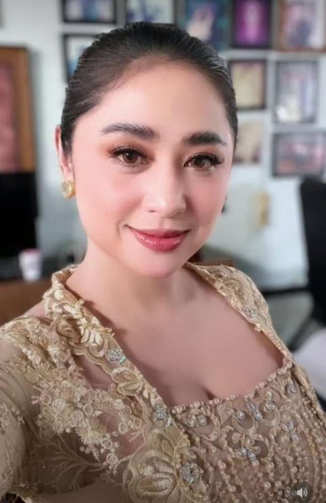 Gaya Seleb Hadiri Nikahan Ponakan, Dewi Perssik Paling Disorot!