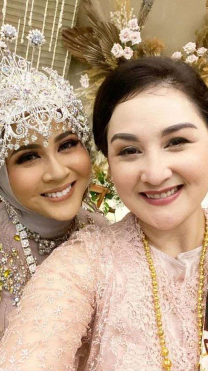 Gaya Seleb Hadiri Nikahan Ponakan, Dewi Perssik Paling Disorot!