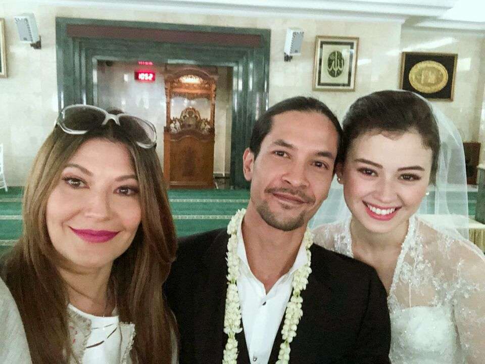 Gaya Seleb Hadiri Nikahan Ponakan, Dewi Perssik Paling Disorot!