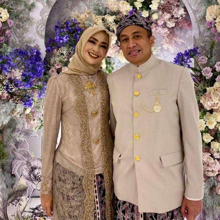 Gaya Seleb Hadiri Nikahan Ponakan, Dewi Perssik Paling Disorot!