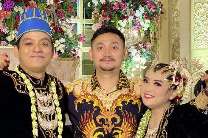 Gaya Seleb Hadiri Nikahan Ponakan, Dewi Perssik Paling Disorot!