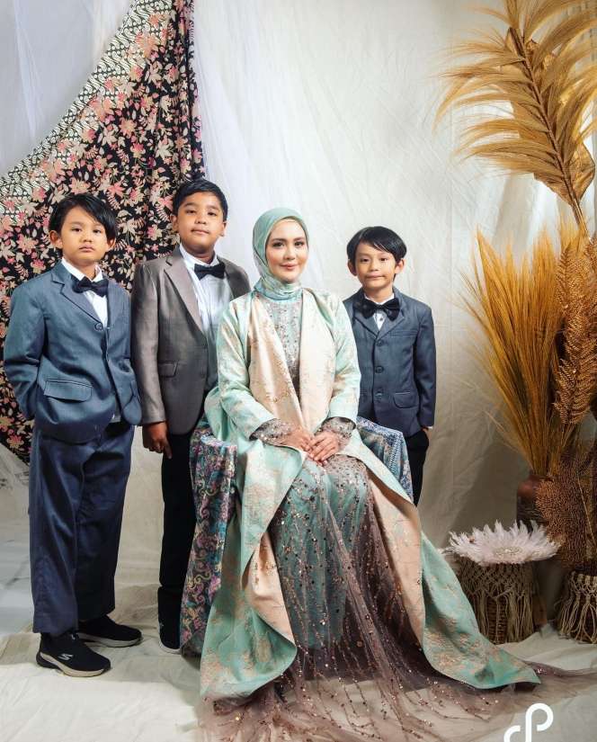 Dinikahi Perwira TNI, Potret Terbaru Juliana Moechtar Bareng Dua Anak Sambungnya