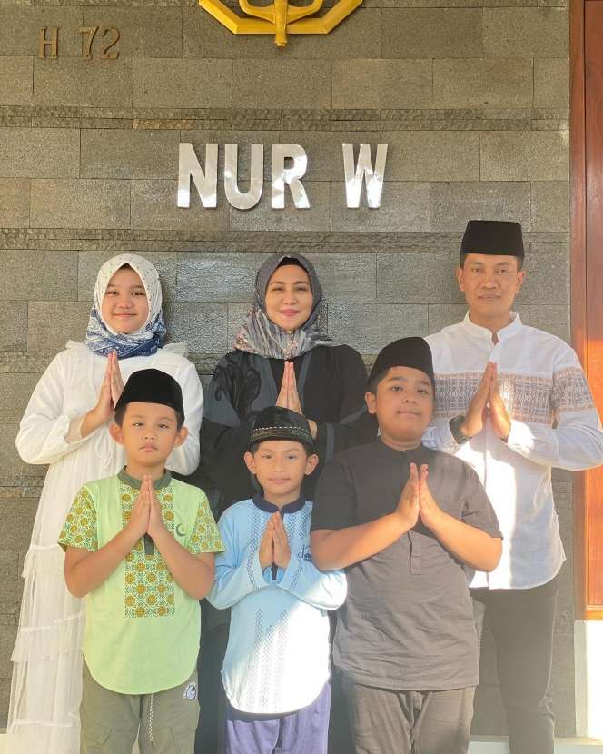 Dinikahi Perwira TNI, Potret Terbaru Juliana Moechtar Bareng Dua Anak Sambungnya