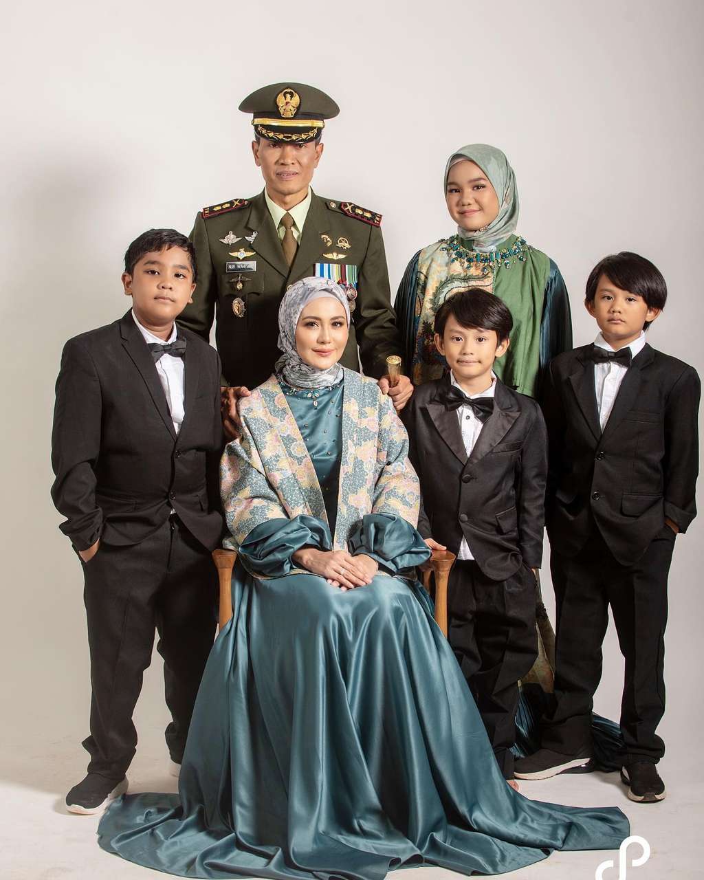 Dinikahi Perwira TNI, Potret Terbaru Juliana Moechtar Bareng Dua Anak Sambungnya