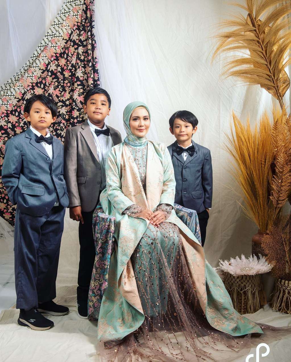Dinikahi Perwira TNI, Potret Terbaru Juliana Moechtar Bareng Dua Anak Sambungnya