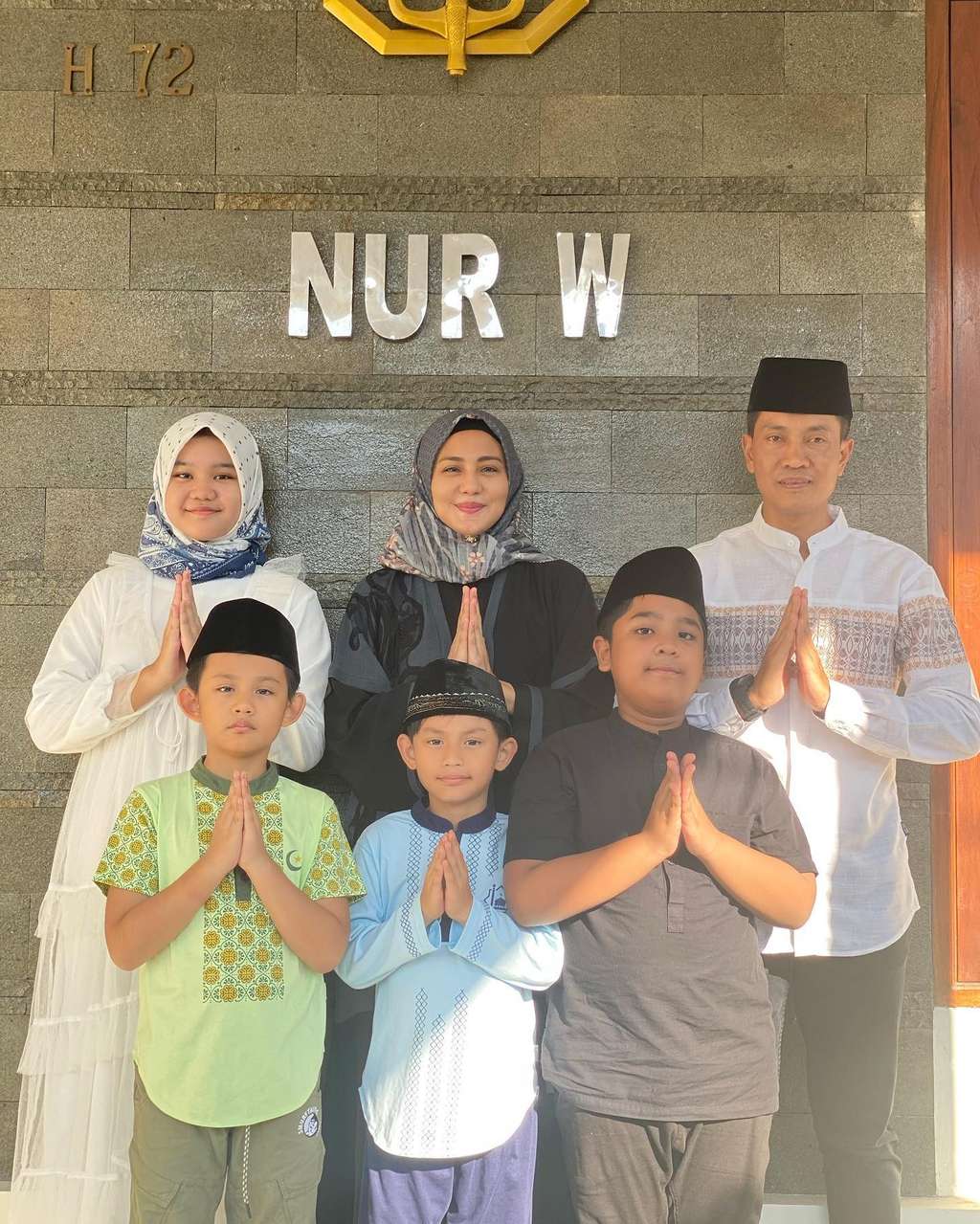 Dinikahi Perwira TNI, Potret Terbaru Juliana Moechtar Bareng Dua Anak Sambungnya