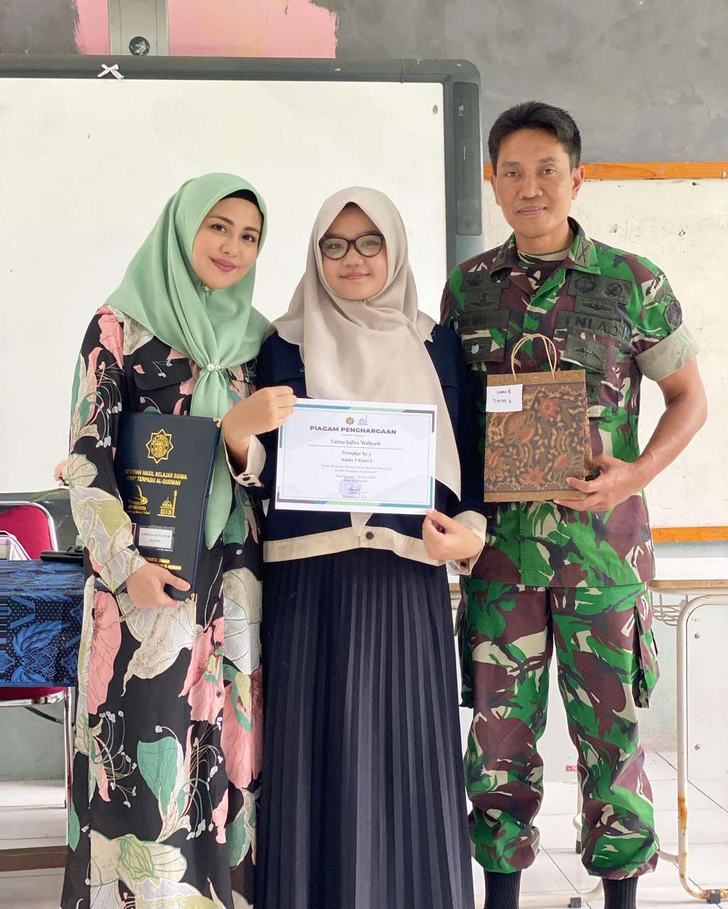 Dinikahi Perwira TNI, Potret Terbaru Juliana Moechtar Bareng Dua Anak Sambungnya