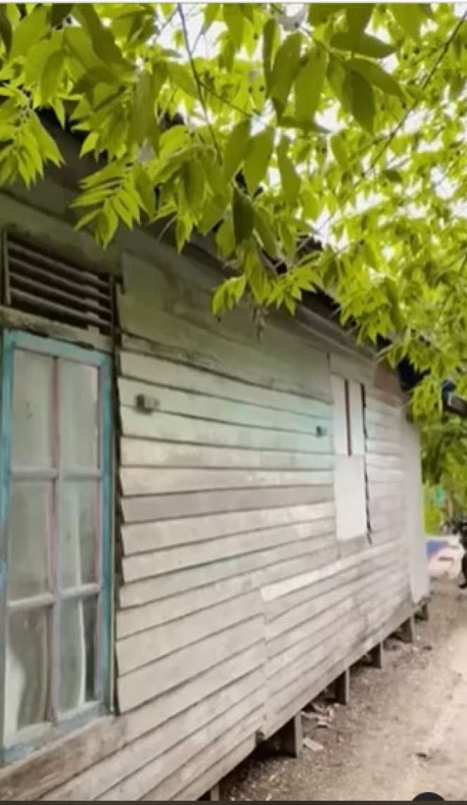 Potret Rumah Anti Sombong, dari Luar Berdinding Kayu Ternyata Isinya Bikin Melongo!
