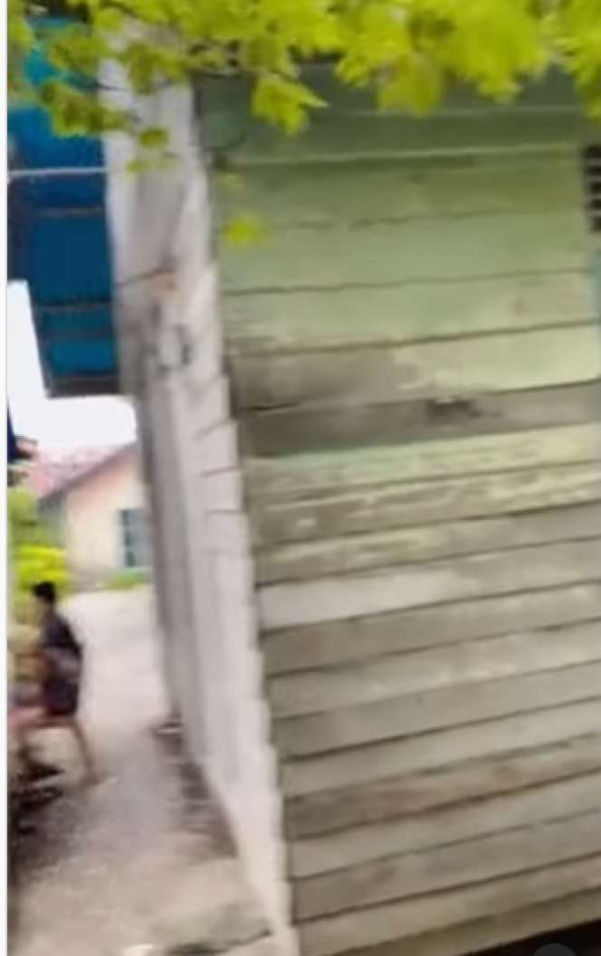 Potret Rumah Anti Sombong, dari Luar Berdinding Kayu Ternyata Isinya Bikin Melongo!