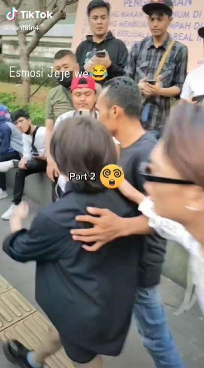 Potret Jeje Slebew Ngamuk Saat Dikerumuni Orang di Citayam Fashion Week, Warganet: Padahal Jalannya Masih Lebar!