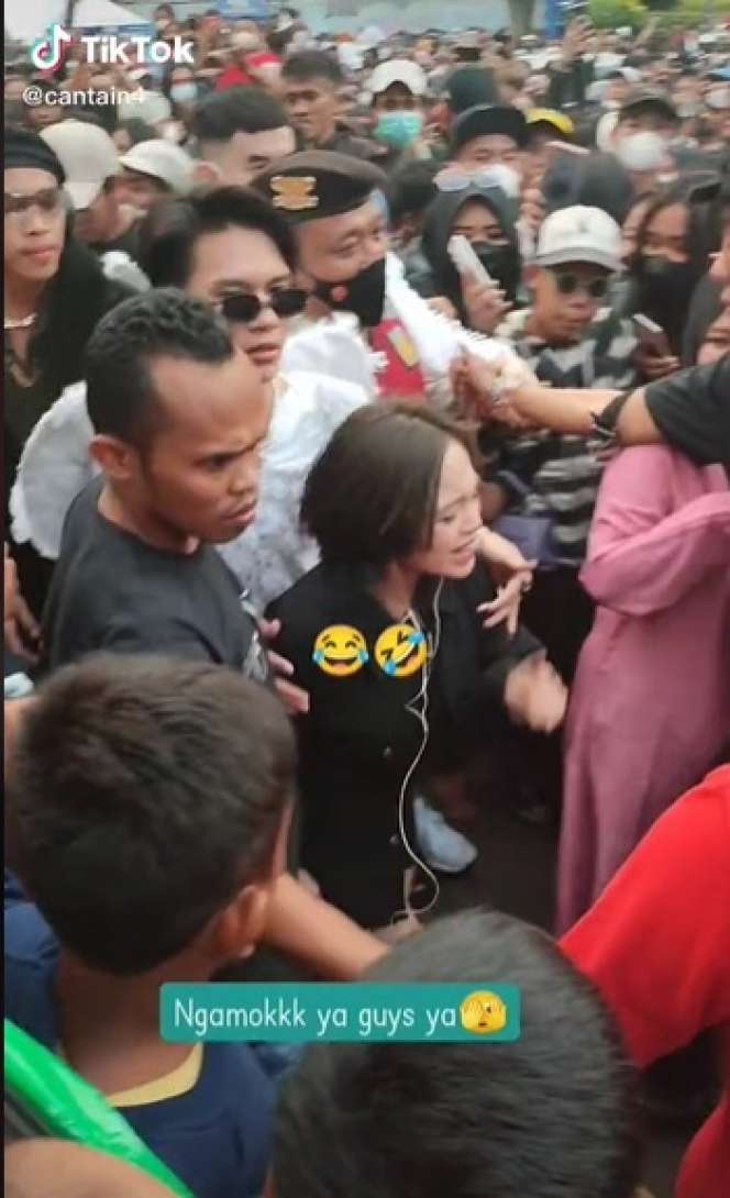 Potret Jeje Slebew Ngamuk Saat Dikerumuni Orang di Citayam Fashion Week, Warganet: Padahal Jalannya Masih Lebar!