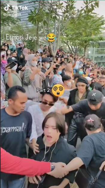 Potret Jeje Slebew Ngamuk Saat Dikerumuni Orang di Citayam Fashion Week, Warganet: Padahal Jalannya Masih Lebar!