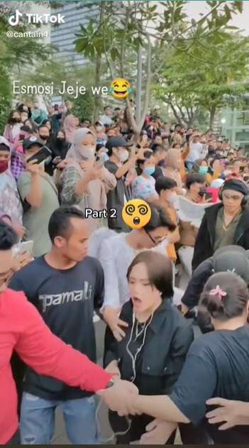 Potret Jeje Slebew Ngamuk Saat Dikerumuni Orang di Citayam Fashion Week, Warganet: Padahal Jalannya Masih Lebar!