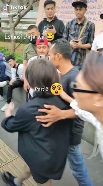 Potret Jeje Slebew Ngamuk Saat Dikerumuni Orang di Citayam Fashion Week, Warganet: Padahal Jalannya Masih Lebar!