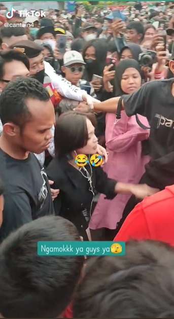 Potret Jeje Slebew Ngamuk Saat Dikerumuni Orang di Citayam Fashion Week, Warganet: Padahal Jalannya Masih Lebar!
