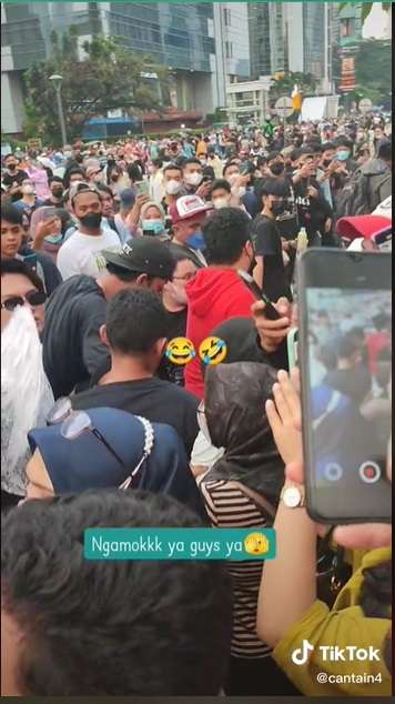 Potret Jeje Slebew Ngamuk Saat Dikerumuni Orang di Citayam Fashion Week, Warganet: Padahal Jalannya Masih Lebar!
