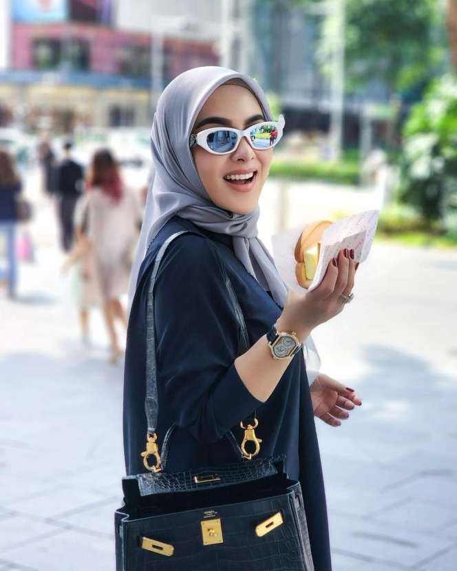Syahrini Asyik Makan Es Krim Pinggir Jalan Pakai Jam Rp1,7 Miliar