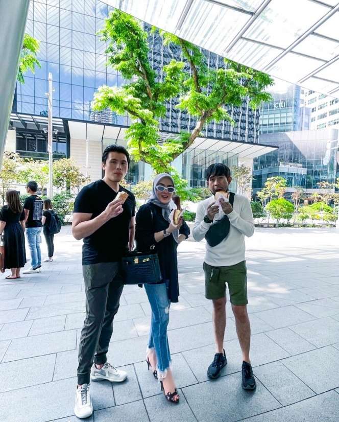 Syahrini Asyik Makan Es Krim Pinggir Jalan Pakai Jam Rp1,7 Miliar