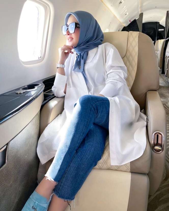 Syahrini Asyik Makan Es Krim Pinggir Jalan Pakai Jam Rp1,7 Miliar