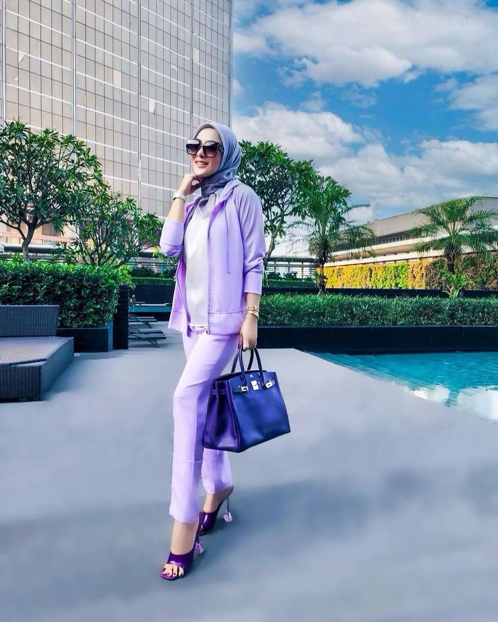 Syahrini Asyik Makan Es Krim Pinggir Jalan Pakai Jam Rp1,7 Miliar