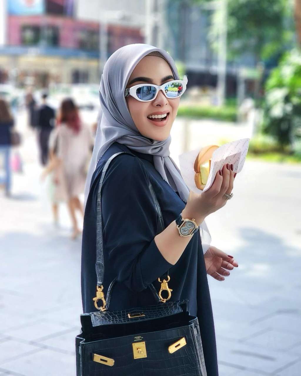 Syahrini Asyik Makan Es Krim Pinggir Jalan Pakai Jam Rp1,7 Miliar